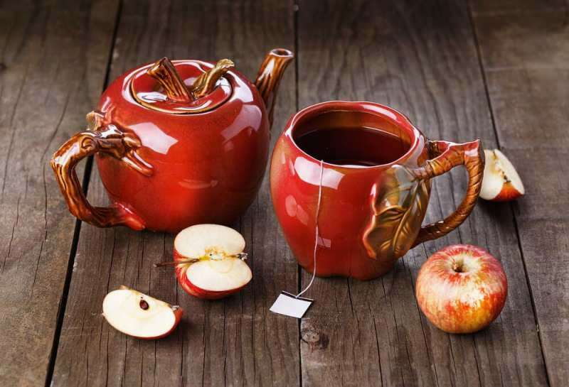 Jablečný čaj vyrobený z jablečných slupek je výhodnější.
