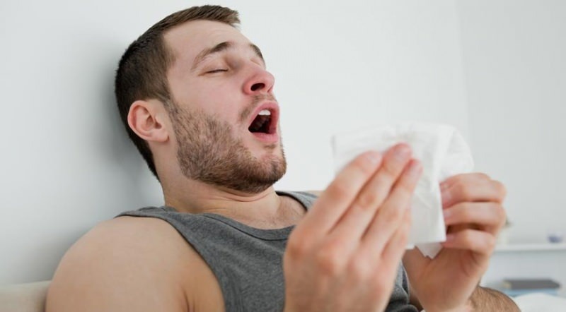 Je kýchání známkou koróny? Příznaky alergie a koronaviru