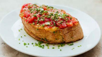 Nepostradatelný recept španělské kuchyně! Jak vyrobit pan con tomate? Recept na rajčatový chléb