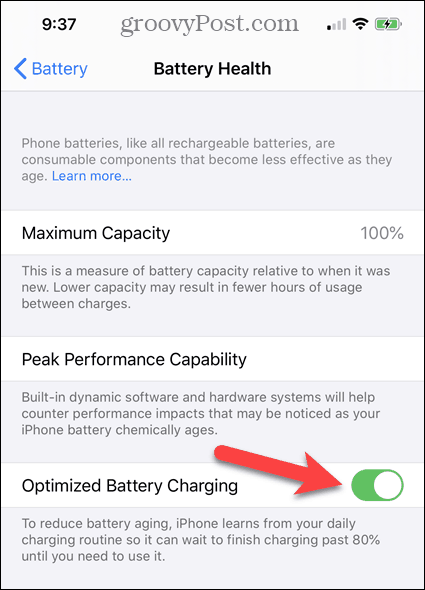Povolte nebo zakažte optimalizované nabíjení baterie na obrazovce stavu baterie iPhone