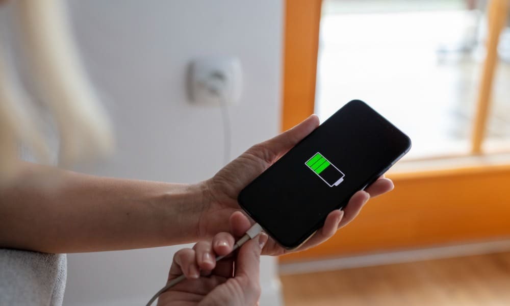 Jak spravovat nabíjení čistou energií na iPhone