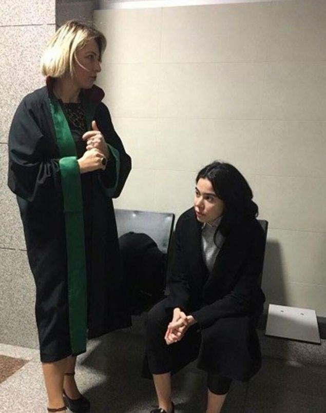 Asena Atalay byla poprvé viděna v soudní budově