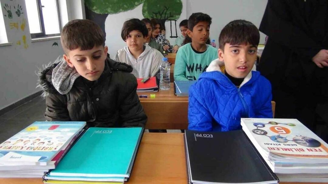 děti, které přežily zemětřesení, začaly vyučovat v jiných městech