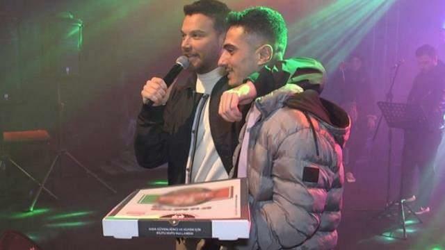Sinan Akçıl zpíval pizzu na koncert! Splnil sen svého fanouška...