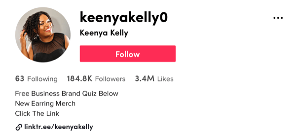 ukázka obrazovky profilu tiktok @ keenyakelly0 ukazující 184,8 tisíc sledujících a 3,4 milionu lajků spolu s popis nabízející bezplatný kvíz, nové zboží náušnice a výzvu k akci, aby klikla na svůj profil linktr.ee odkaz