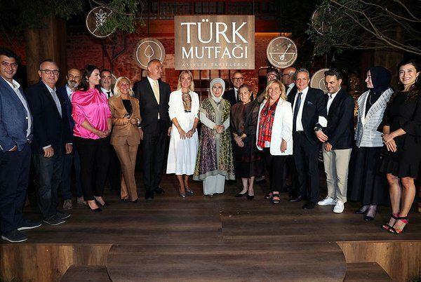 Vyšlo pod dohledem Emine Erdogan! Kniha Turecká kuchyně se stoletými recepty ve 2 pobočkách...