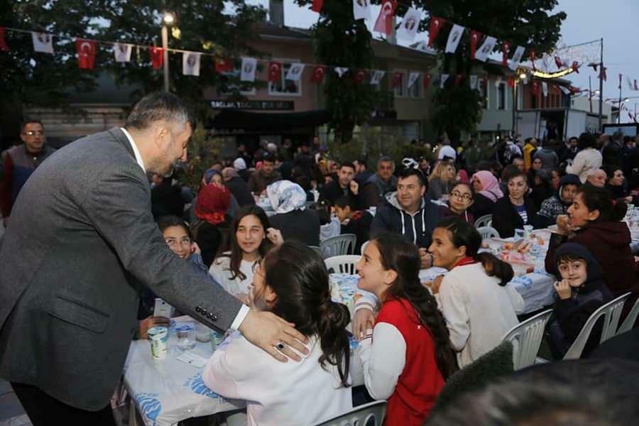 zúčastnit se hromadných iftarů se svými dětmi