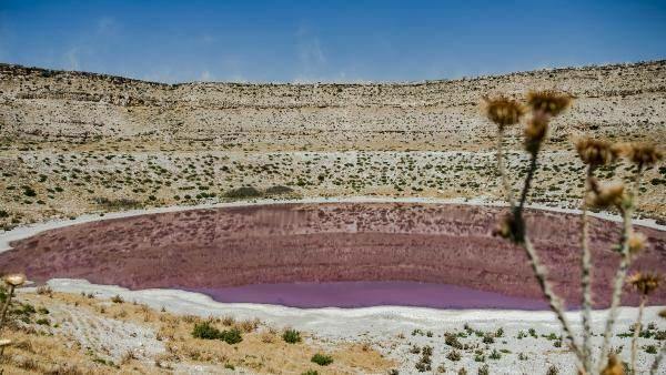 Barva jezera Meyil Obruk změnila barvu na růžovou!