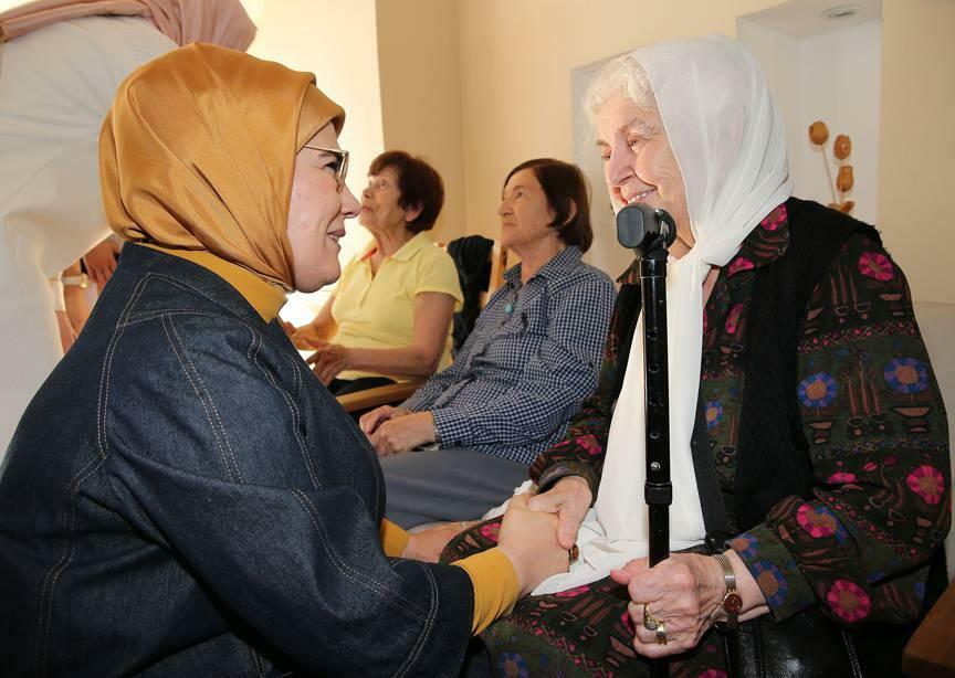 Emine Erdogan oslavila 1. říjen Den seniorů