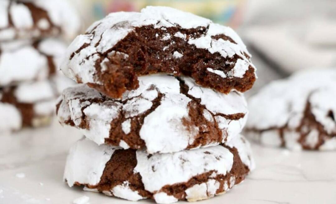 Jak vyrobit popraskané sušenky, které se rozplývají v ústech? Kakaové sušenky s chutí brownie!