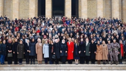 Smyslná návštěva ministra Zehry Zümrüta Selçuka se ženami