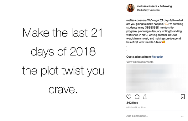 Toto je snímek obrazovky příspěvku Instagramu od Melissy Cassery. Má bílé pozadí a černými písmeny říká: „Udělejte posledních 21 dní roku 2018 zápletku, po které toužíte.“