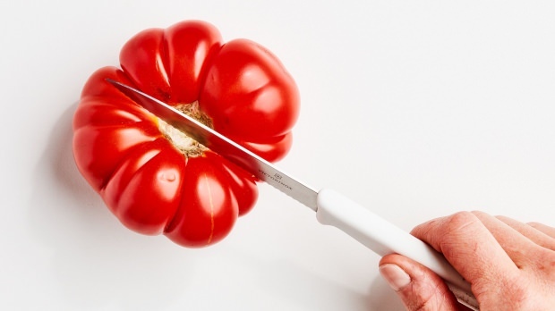 Jak loupat rajčatovou slupku nejjednodušší metodou