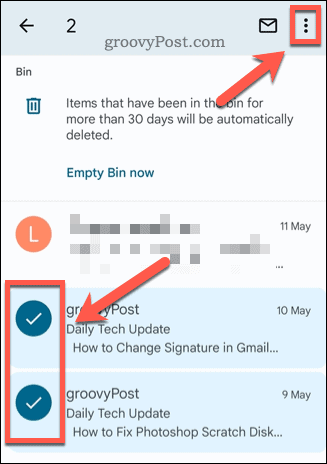 Výběr e-mailů ve složce koše Gmailu