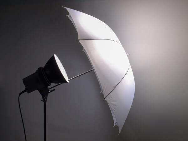Fotografický deštník pomáhá vytvářet měkké, lichotivé světlo pro vaše videa.