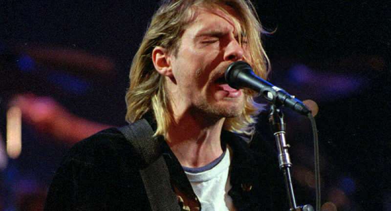 Vlasy Kurta Cobaina prodané v aukci