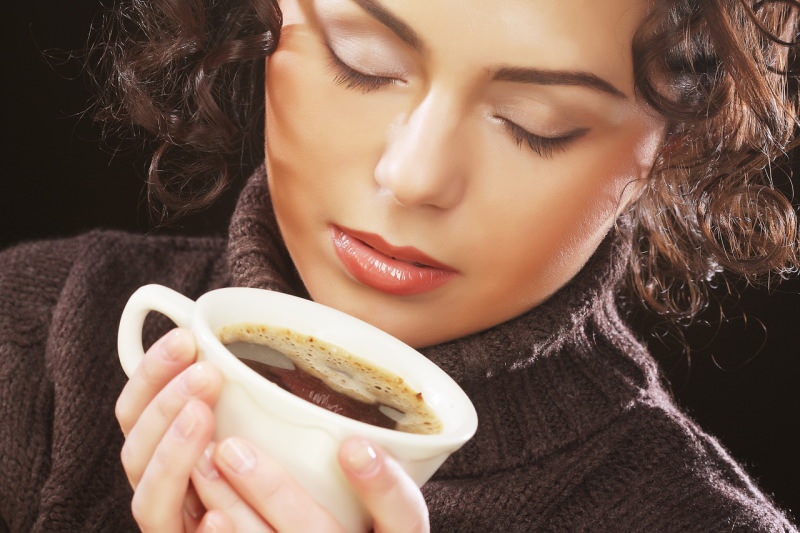 Mohou kojící matky pít kávu?