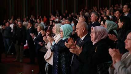 Emine Erdoğan v Kongresovém a kulturním centru Beştepe 