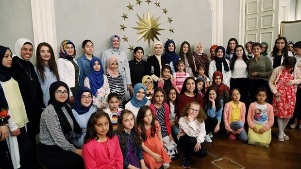 Na výzvu první dámy Erdoğanové přijalo opatření pro děti 8 ministerstev!