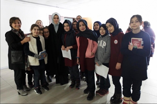 Esra Albayrak na slavnostním odznaku projektu Vizionářské cíle pro dívky!