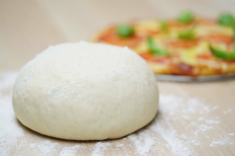 Jak se vyrábí těsto na pizzu? Trik na výrobu originálního těsta na pizzu