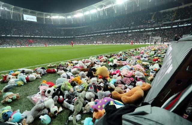 Hračky hozené v zápase Beşiktaş