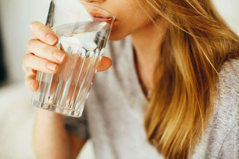 Přinese vám pitná voda zhubnutí? Kdy pít vodu? Zeštíhlující vodou
