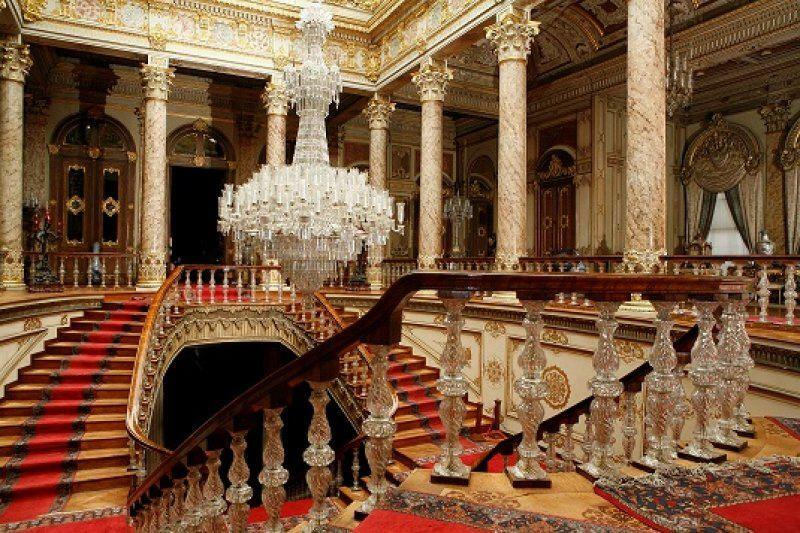 Scény z paláce Dolmabahce