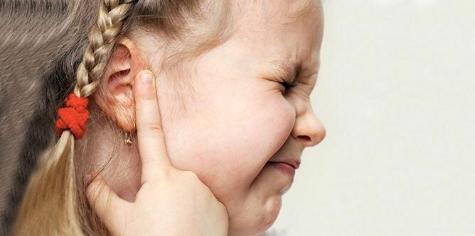 Jaké jsou příznaky zánětu středního ucha?