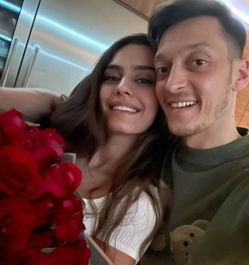 Romantický vzkaz od Mesuta Özila jeho manželce Amine Gülşe: „Protože jsi vždy se mnou ...“