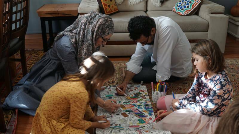 Muslimská kanadská matka mluví o islámu se svými 5 dětmi na sociálních médiích