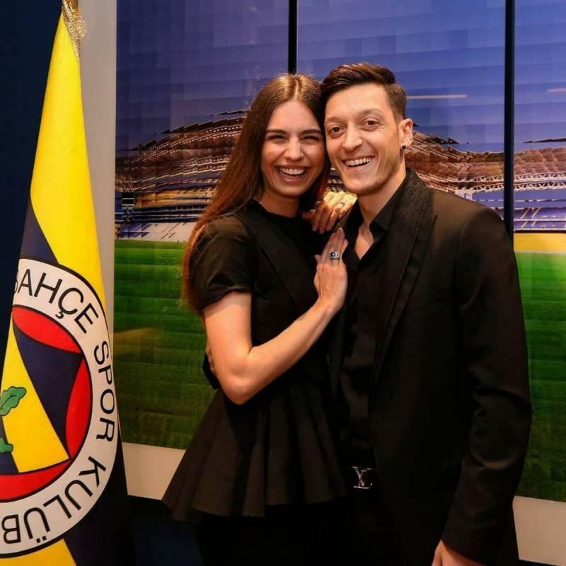 Amine Gülşe oslavovala den svého manžela Mesuta Özila