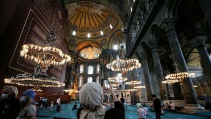 Radost z ramadánu po 87 letech v mešitě Hagia Sophia-i Kebir Şerifi