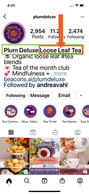 příklad profilu Instagramu pro @splumdeluxe zobrazující klíčová slova „plum deluxe“ a „sypaný čaj“ v životopisu jejich stránky, což jim umožňuje dobře se zobrazit ve výsledcích vyhledávání