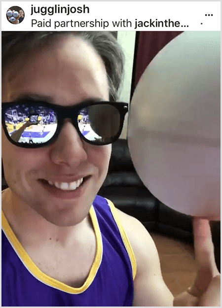 Josh Horton zveřejnil fotografii pro kampaň s Jackem v krabici a LA Lakers. Josh nosí zrcadlové sluneční brýle a lakerský dres a usmívá se na kameru při otáčení míče.