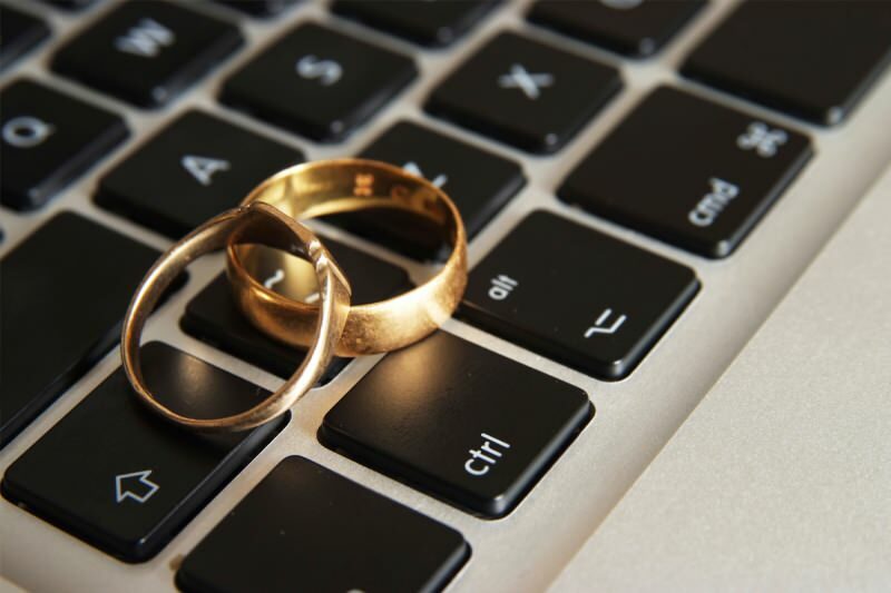 Je internetové manželství přípustné? Oženit se online setkáním