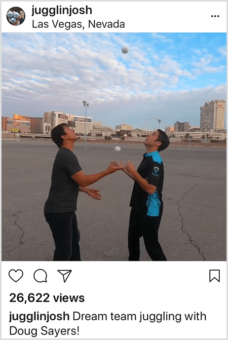 Josh Horton Instagramová fotografie spolupráce s Dougem Sayersem. V horní části příspěvku je umístěna fotografie v Las Vegas v Nevadě. Dva bílí muži stojí na prázdném pozemku proti sobě a dívají se na koule, se kterými žonglují.