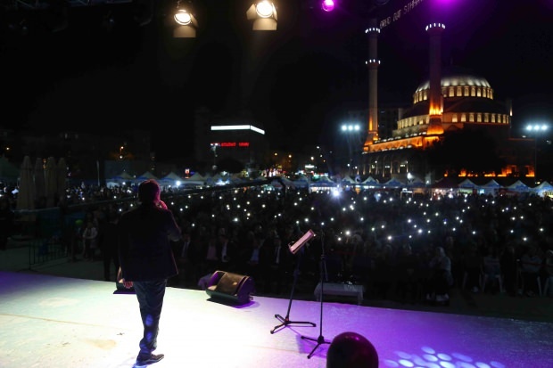 Bosnianský umělec Zeyd Şoto a Eşref Ziya Terzi koncertovali v Bağcılaru 