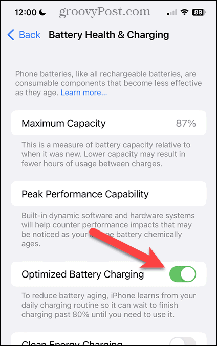 Povolte nebo zakažte Optimalizované nabíjení baterie na obrazovce iPhone Battery Health & Charging