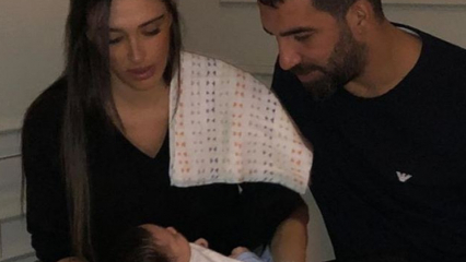 Fotbalista Arda Turan pomáhá jeho manželce Aslıhan Doğan v domácnosti!