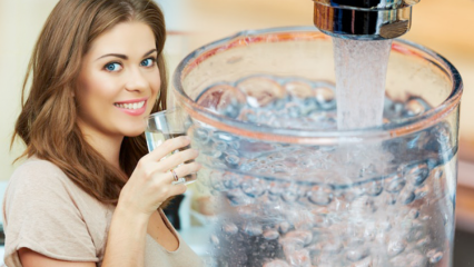 Vypije příliš mnoho vody? Je škodlivé pít vodu v noci?