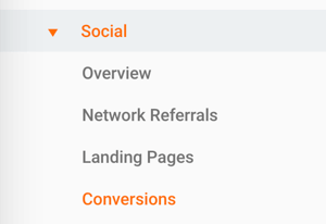 Chcete-li zobrazit údaje o konverzích, přejděte v Google Analytics na Sociální sítě> Konverze.