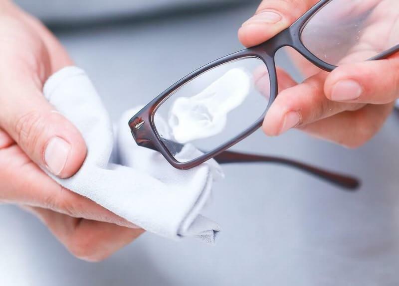 jak odstranit škrábance na brýlích