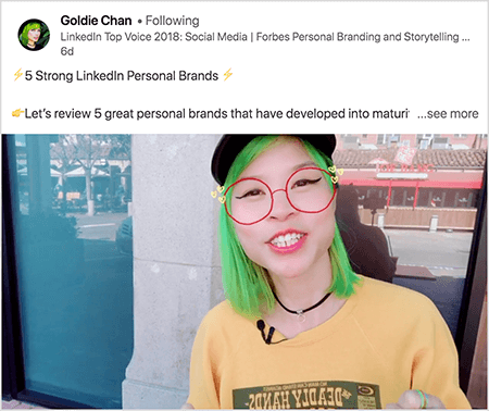 Toto je snímek obrazovky, na které Goldie Chan sdílí video s jasnou možností. Text nad videem říká: „5 silných osobních značek na LinkedIn Podívejme se na 5 skvělých osobních značek, které se vyvinuly do dospělosti.. vidět víc". Ve videu se Goldie objevuje od hrudi nahoru. Je to asijská žena se zelenými vlasy. Má na sobě makeup, černý náhrdelník a žluté tričko. Díky videofiltru to vypadá, jako by měla červené brýle nakreslené fixou.