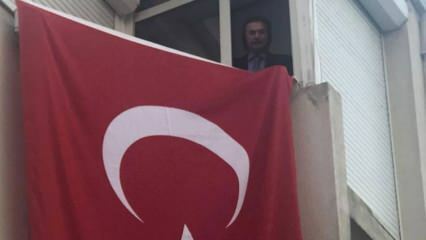 Orhan Gencebay četl z okna svého domu hymnu