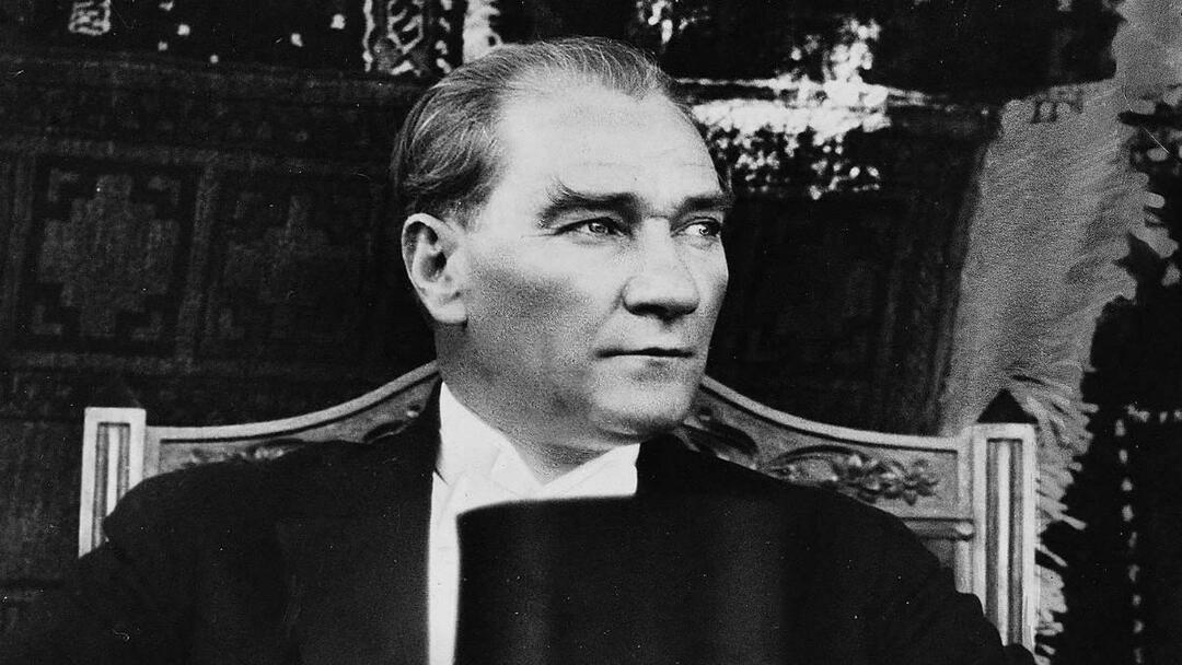 Mustafa Kemal Atatürk černé a bílé čtverce