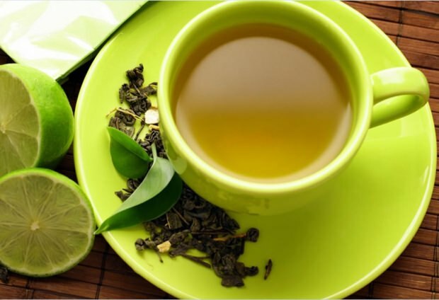 Snadno oslabená směs zeleného čaje a minerální vody
