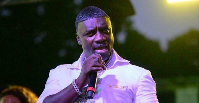 Americký zpěvák Akon podstoupil transplantaci vlasů v Turecku