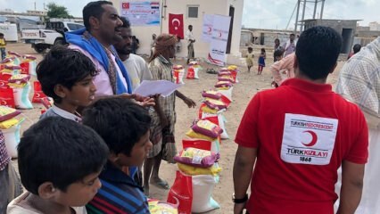 Potravinová pomoc pro přistěhovalce v Jemenu z tureckého červeného půlměsíce