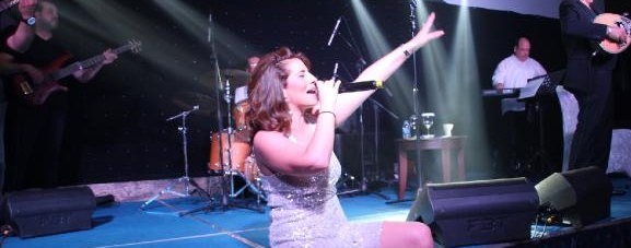 Řecká zpěvačka Anastasia Kalogeropoulou hrála v TRNC, prohlásila za zrádce